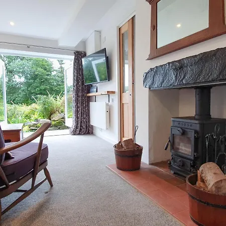 Provincial Holiday At With Lush Green Garden Elterwater